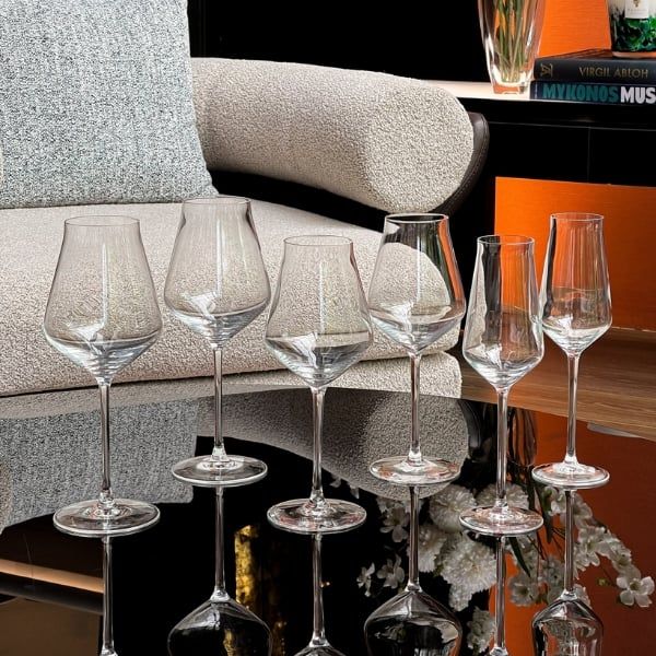giới thiệu những chiếc ly pha lê thủ công phù hợp để thưởng thức nhiều loại rượu vang khác nhau.