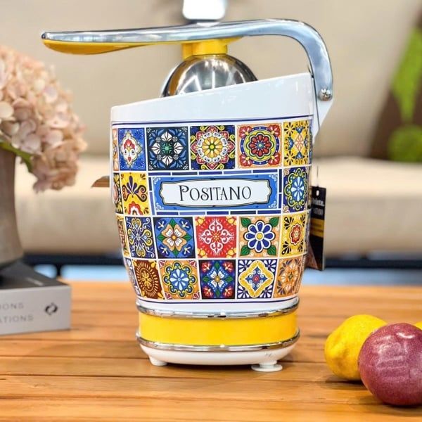 áy ép cam Ariete mang đậm nét quyến rũ Địa Trung Hải, lấy cảm hứng từ phong cách độc đáo và sống động của thành phố Positano xinh đẹp.