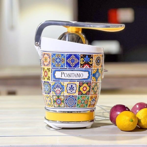 áy ép cam Ariete mang đậm nét quyến rũ Địa Trung Hải, lấy cảm hứng từ phong cách độc đáo và sống động của thành phố Positano xinh đẹp.