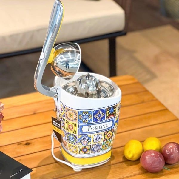 áy ép cam Ariete mang đậm nét quyến rũ Địa Trung Hải, lấy cảm hứng từ phong cách độc đáo và sống động của thành phố Positano xinh đẹp.