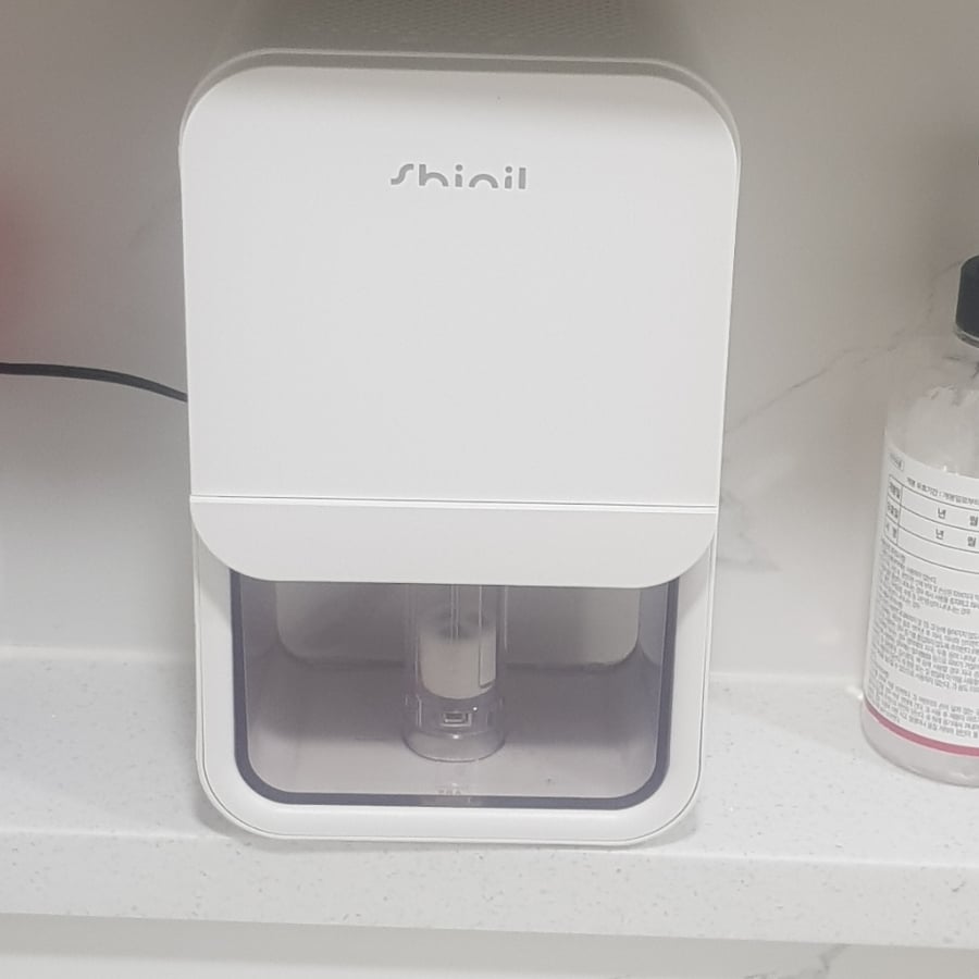 Máy hút ẩm mini Shinil SDH-M190KP trọng lượng nhẹ 1kg, sử dụng công nghệ bán dẫn ngưng tụ hơi ẩm nhanh chóng