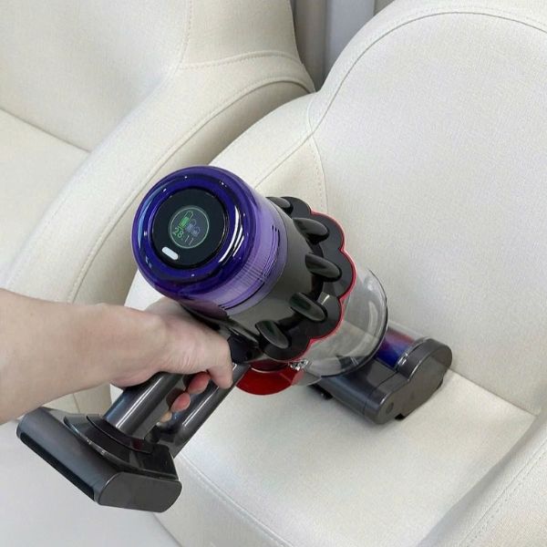 Máy hút bụi Dyson V15 Origin Fluffy Màn hình LCD hiển thị thời gian sử dụng còn lại tính bằng giây.
