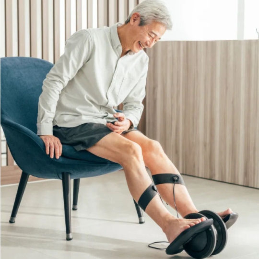 Máy massage chân Mytrex Elexa Foot Vận hành dễ dàng với điều khiển từ xa