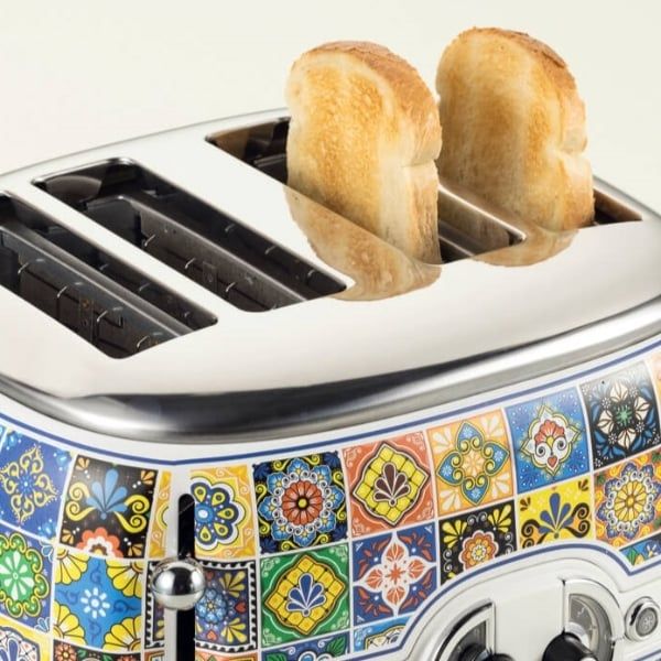 Máy nướng bánh mì 4 lát Ariete 4 khe nướng với điều khiển 2x2 riêng biệt.
