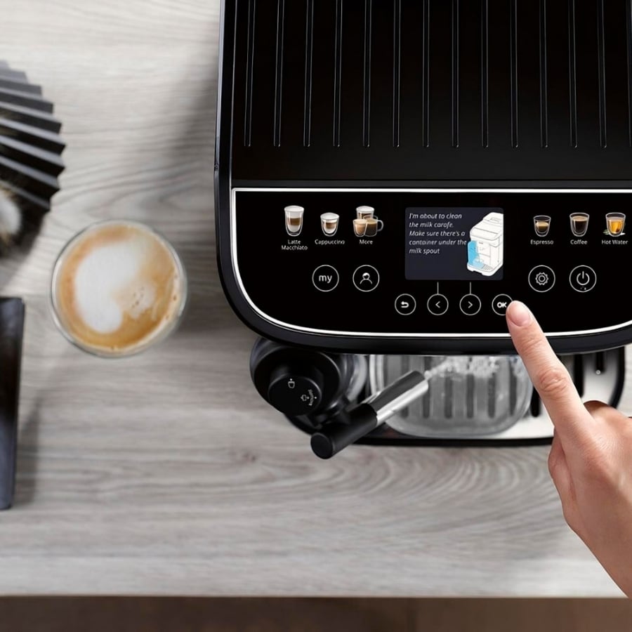 Máy pha cà phê DeLonghi Magnifica Evo Next Ecam310.60.GB Công nghệ LatteCrema Hot tạo nên lớp bọt sữa mịn, béo ngậy phủ lên đồ uống của bạn.