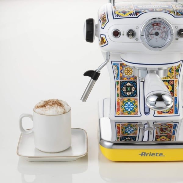 Máy pha cà phê espresso Ariete&nbsp;dùng cho cà phê bột và viên nén ESE. Có bộ lọc 1 và 2 cốc, kèm vòi đánh sữa để đánh bông sữa nóng.