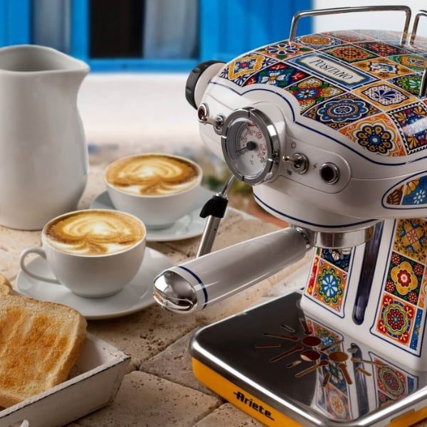 Máy pha cà phê espresso Ariete cho phép bạn thưởng thức những ly cà phê và cappuccino thơm ngon, đậm đà ngay tại nhà, giống như ở quán.