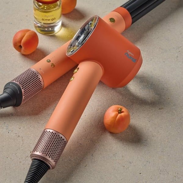 Máy sấy tóc Dyson HD16 Supersonic Nural - Màu Cam Đào (Ceramic apricot/Topaz)&nbsp;được lập trình để chiếu tia hồng ngoại quanh đầu khi các chị em sử dụng