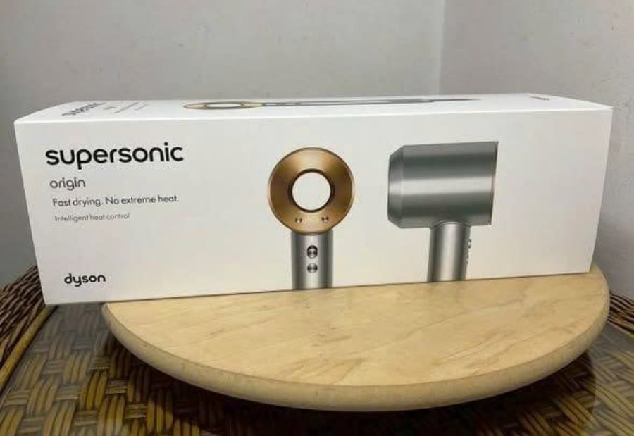 Máy sấy tóc Dyson Supersonic HD08 làm khô tóc nhanh chóng mà không cần nhiệt độ quá cao và đi kèm với một Phụ kiện Flyaway mới.
