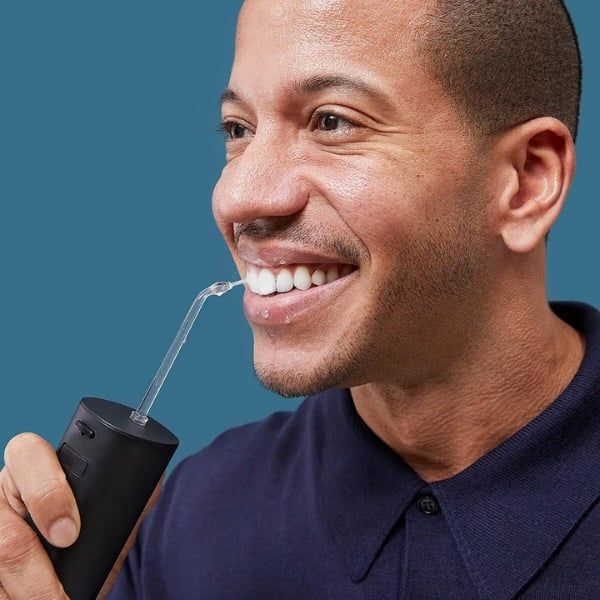 Máy tăm nước Panasonic EW DJ86 Công nghệ siêu âm mạnh mẽ nhưng nhẹ nhàng có thể giúp loại bỏ nhẹ nhàng các mảnh vụn thức ăn và vi khuẩn trong túi nha chu.