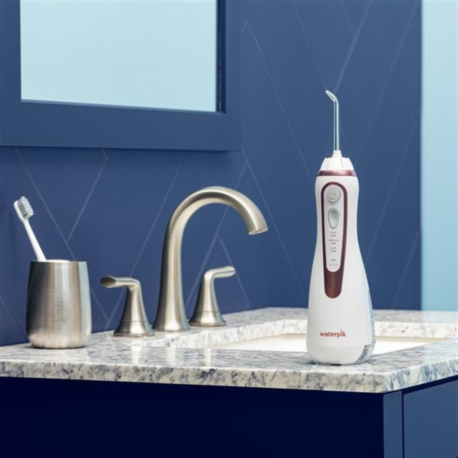 Máy tăm nước Waterpik WP580 / WP-580&nbsp;có thiết kế cực kỳ yên tĩnh và bộ sạc từ tính nhanh trong 4 giờ.