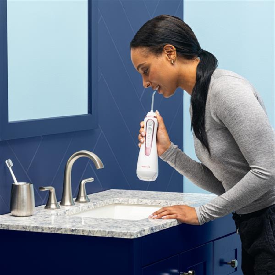 Máy tăm nước Waterpik WP580 / WP-580&nbsp;có thiết kế cực kỳ yên tĩnh và bộ sạc từ tính nhanh trong 4 giờ.