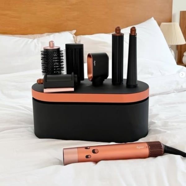 Máy tạo kiểu tóc Dyson Airwrap iD HS08 Amber silk/Pink champagne là máy tạo kiểu đa năng Bluetooth đầu tiên giúp tạo ra những lọn tóc xoăn hoàn hảo một cách dễ dàng.