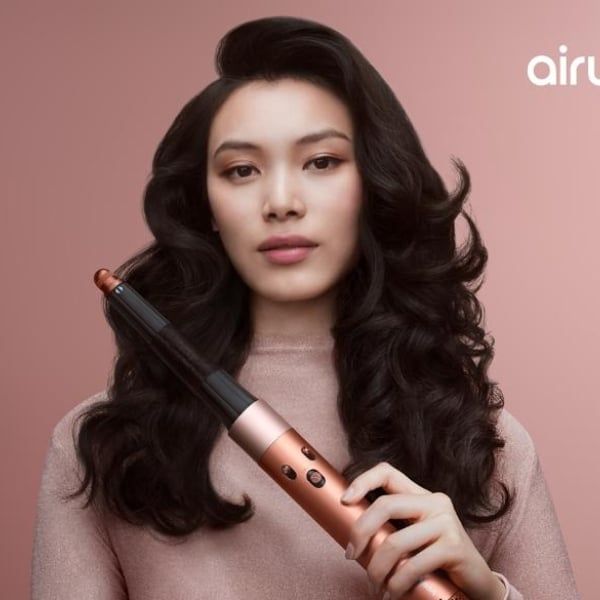 Máy tạo kiểu tóc Dyson Airwrap iD HS08 Amber silk/Pink champagne là thiết bị chăm sóc tóc thông minh đầu tiên của Dyson