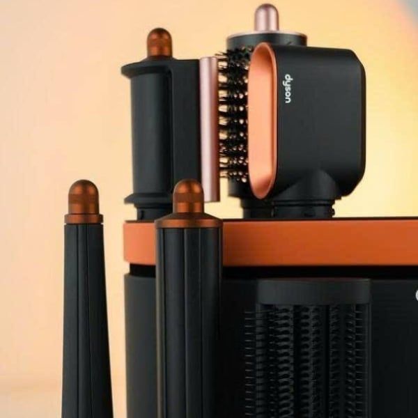 Máy tạo kiểu tóc Dyson Airwrap iD HS08 Amber silk/Pink champagne là thiết bị chăm sóc tóc thông minh đầu tiên của Dyson