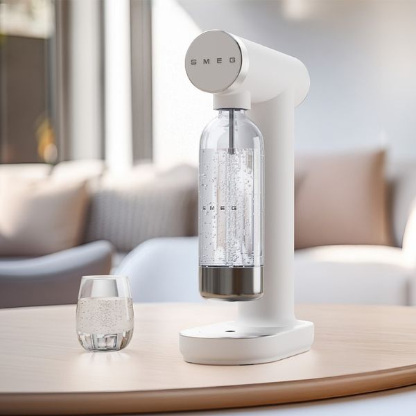 Máy tạo nước có gas Smeg SKC01WHMAU Thiết kế hiện đại và màu sắc tươi sáng giúp máy nổi bật trên mặt bàn bếp của bạn