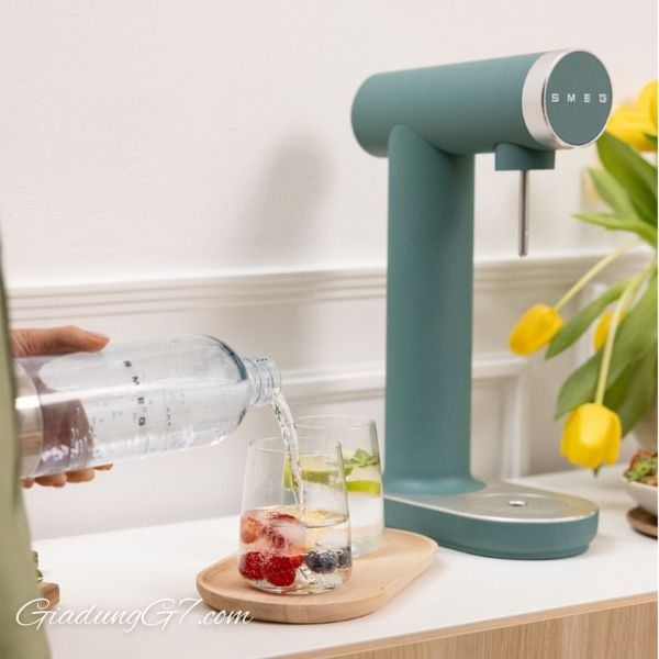 Máy tạo nước có gas Smeg SKC01 Được thiết kế chú trọng cả chức năng và kiểu dáng, máy làm nước có ga cao cấp này biến việc bổ sung nước thành một trải nghiệm tinh tế