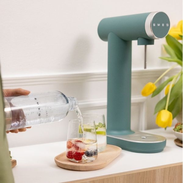 Máy tạo nước có gas Smeg SKC01 được sản xuất theo phong cách tinh tế.