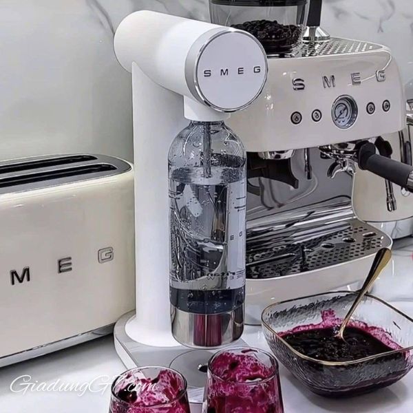 Máy tạo nước có gas Smeg SKC01WHMAU Nước có ga, được sản xuất theo phong cách tinh tế.