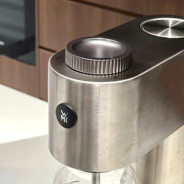 Máy tạo nước soda WMF Nước có ga, được sản xuất theo phong cách tinh tế.