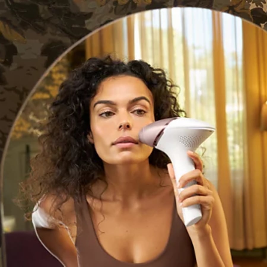 Máy triệt lông Philips Lumea IPL 9000 BRI955/00&nbsp;(Ánh sáng xung cường độ cao) với công nghệ SenseIQ có ba đầu gắn thông minh và ứng dụng Lumea IPL để điều trị triệt lông toàn thân cá nhân hóa.