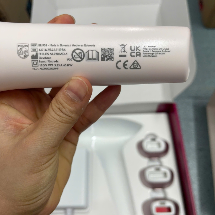 Máy triệt lông Philips Lumea IPL Series 9000 BRI958/00 Công nghệ SenseIQ giúp phát hiện tông màu da của bạn và tư vấn mức năng lượng ánh sáng phù hợp nhất.