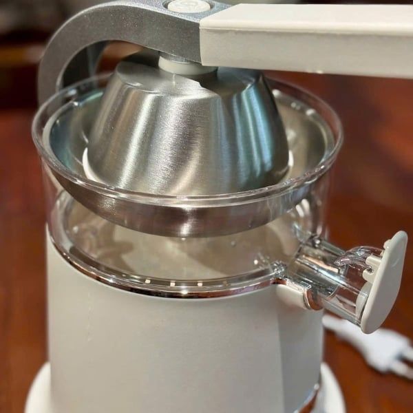Máy vắt cam Hurom CJ-B03FWH Thiết kế tay cầm tiện dụng giúp thao tác ấn hiệu quả và thoải mái