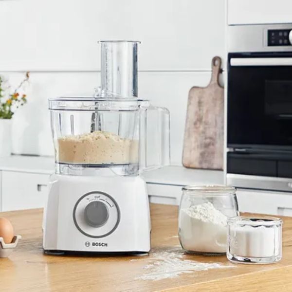 Máy xay cắt đa năng Bosch MCM3100W được trang bị nút điều khiển đơn giản và chế độ tự ngắt khi máy gặp sự cố như quá tải