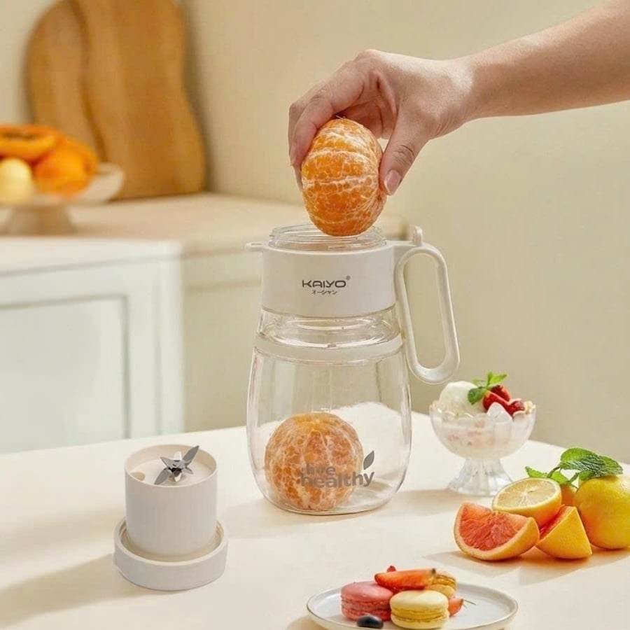 Máy xay sinh tố cầm tay Kaiyo KHB-417 dung tích 1000ml&nbsp;với&nbsp;công suất hoạt động mạnh mẽ, được trang bị lưỡi dao inox 304 nhiều cánh xay sắc bén
