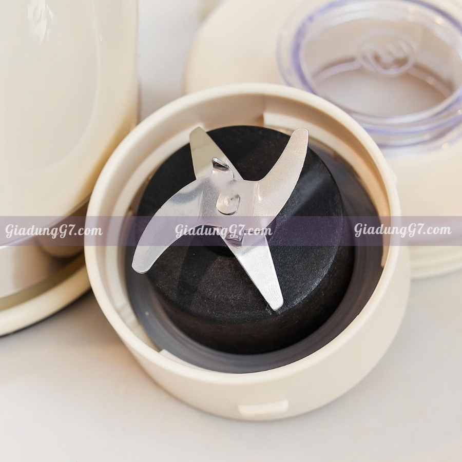 Máy xay sinh tố Kaiyo KBE-423 sở hữu công suất 350W, tốc độ xay mạnh mẽ lên đến 23.000 vòng/phút