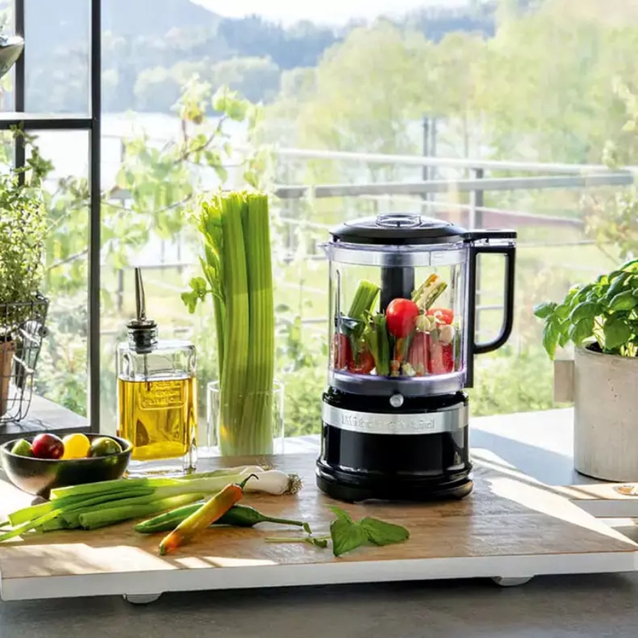 Máy xay thực phẩm KitchenAid 5KFC0516EOB 1.19L&nbsp;là trợ thủ đắc lực hoàn hảo trong nhà bếp, kết hợp thiết kế trang nhã với chức năng mạnh mẽ.