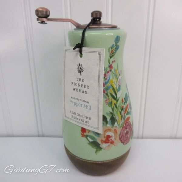 Máy xay tiêu The Pioneer Woman Floral Green&nbsp;bằng gốm sứ, có cối xay bằng kim loại và đế bằng gỗ keo