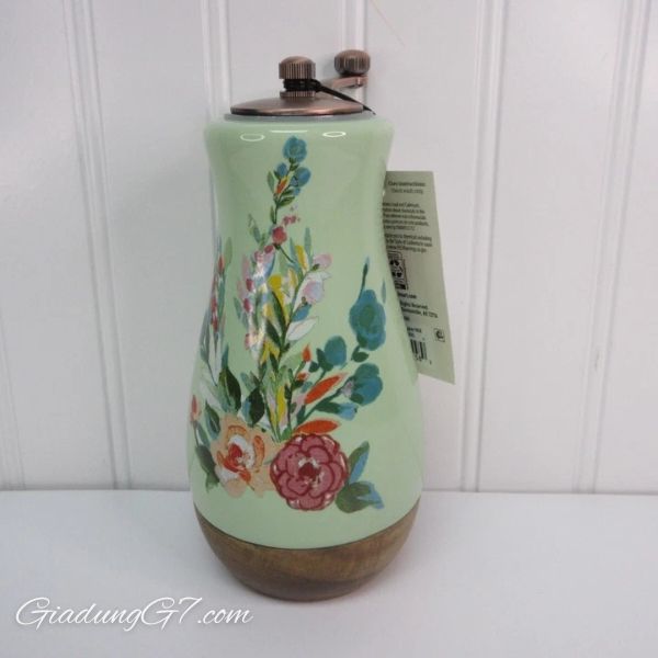 Máy xay tiêu The Pioneer Woman Floral Green&nbsp;bằng gốm sứ, có cối xay bằng kim loại và đế bằng gỗ keo