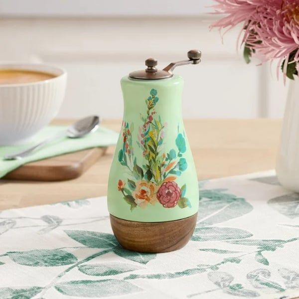 Máy xay tiêu The Pioneer Woman Floral Green&nbsp;bằng gốm sứ, có cối xay bằng kim loại và đế bằng gỗ keo