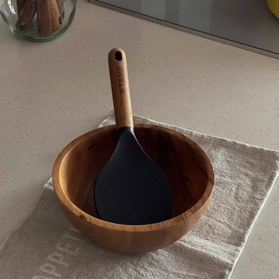 Muôi cơm Staub 22cm Giữ cho hạt cơm tơi xốp khi xới và múc nhờ chiếc muỗng xới cơm có thiết kế chuyên dụng này