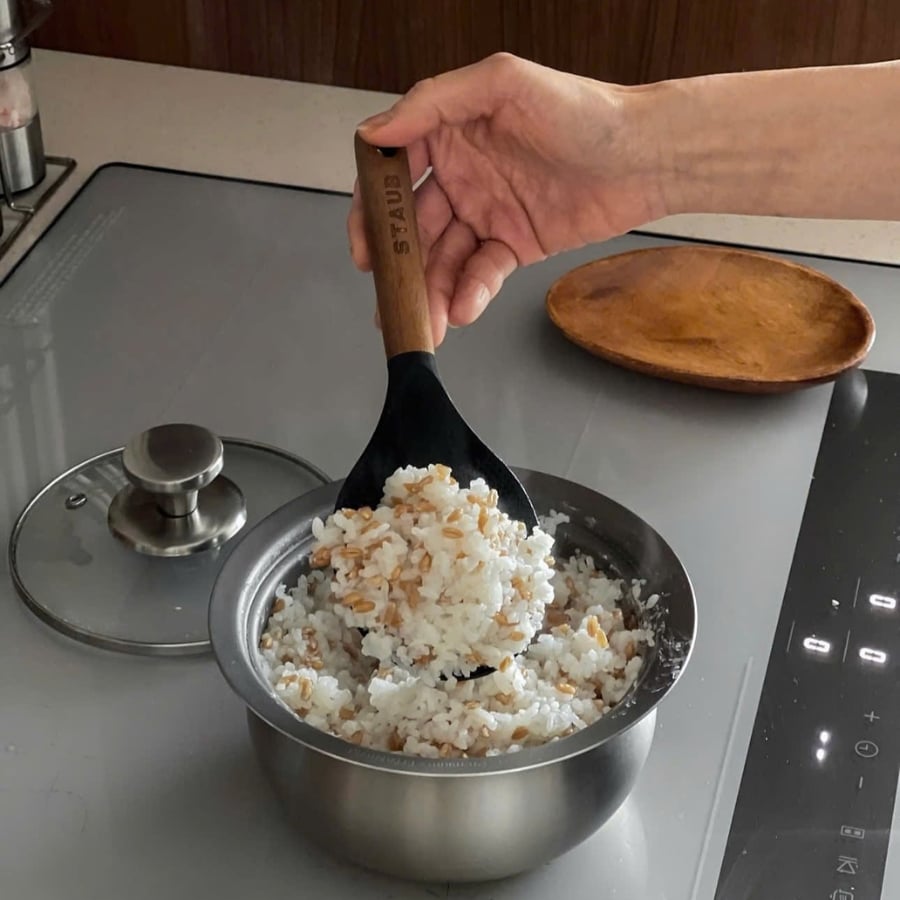 Muôi cơm Staub 22cm Được làm từ silicone màu đen nhám không chứa BPA