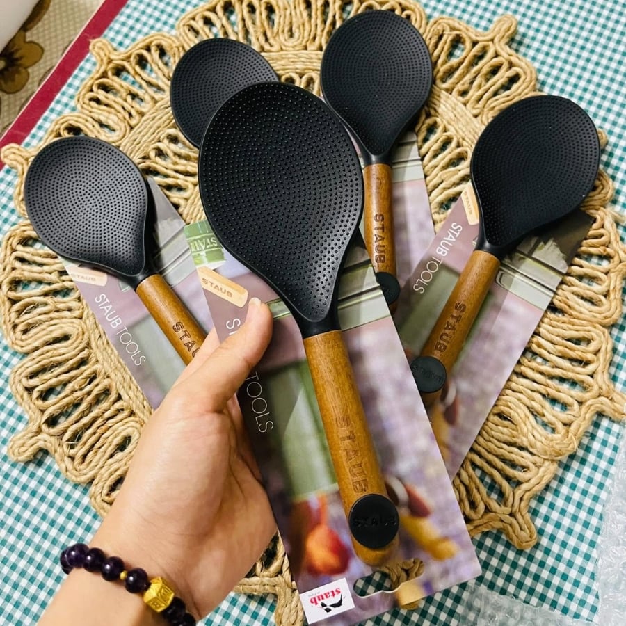 Muôi cơm Staub 22cm Được làm từ silicone màu đen nhám không chứa BPA