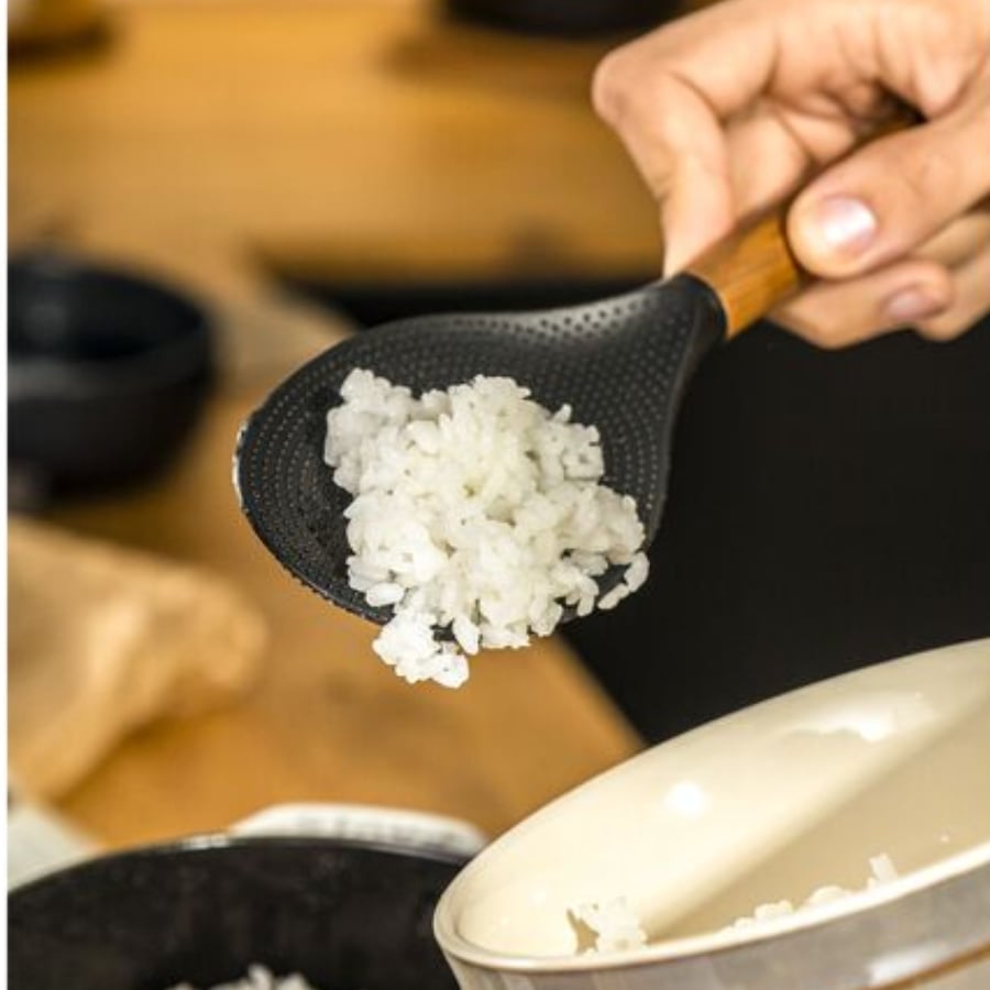 Muôi cơm Staub 22cm Giữ cho hạt cơm tơi xốp khi xới và múc nhờ chiếc muỗng xới cơm có thiết kế chuyên dụng này