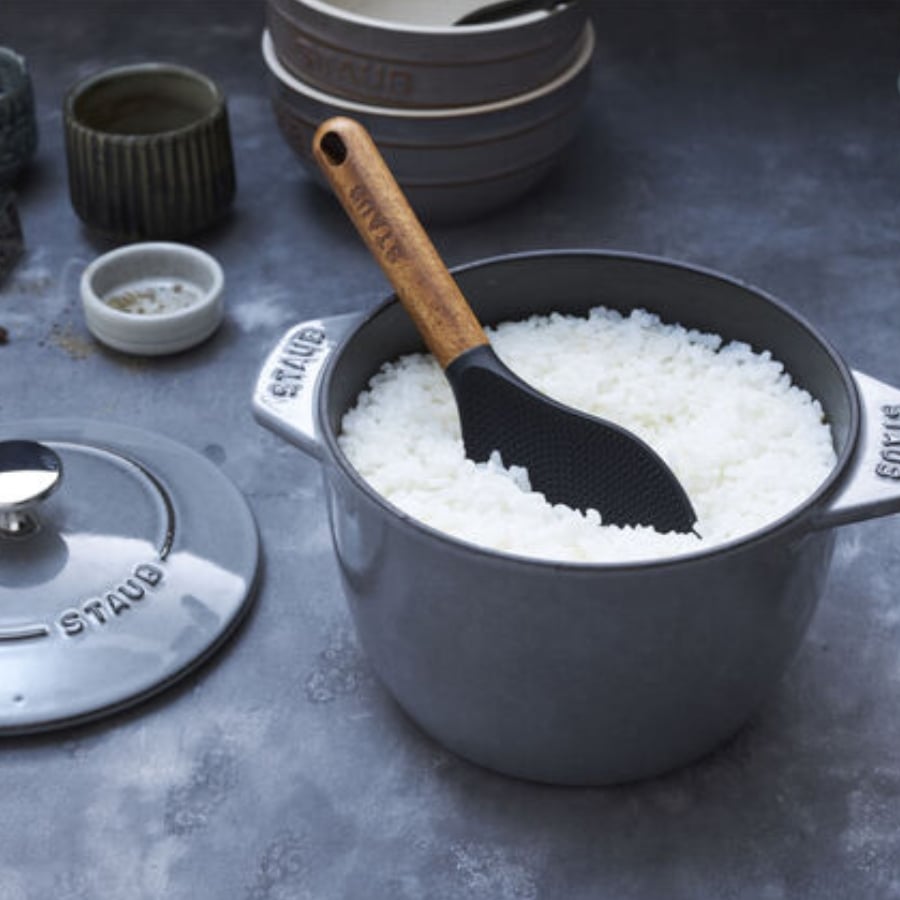 Muôi cơm Staub 22cm Được làm từ silicone màu đen nhám không chứa BPA