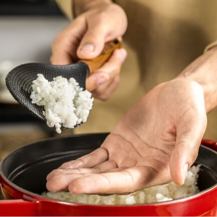Muôi cơm Staub 22cm Được làm từ silicone màu đen nhám không chứa BPA