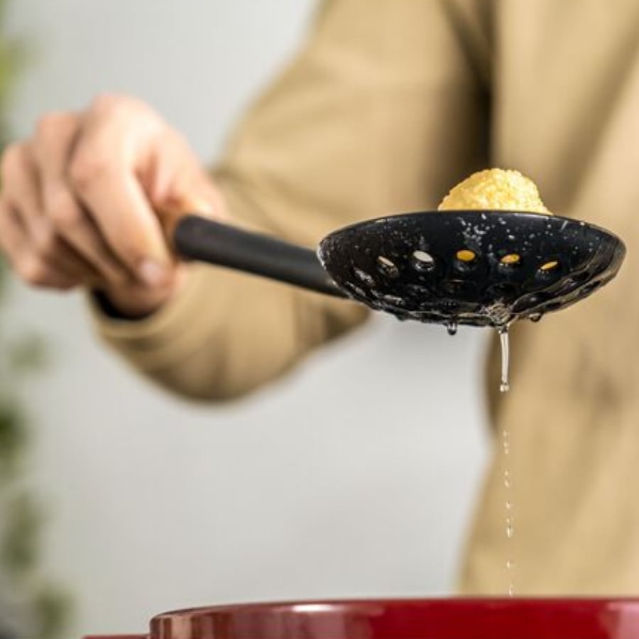 Muôi thủng Staub 31cm Được làm từ silicone màu đen nhám không chứa BPA