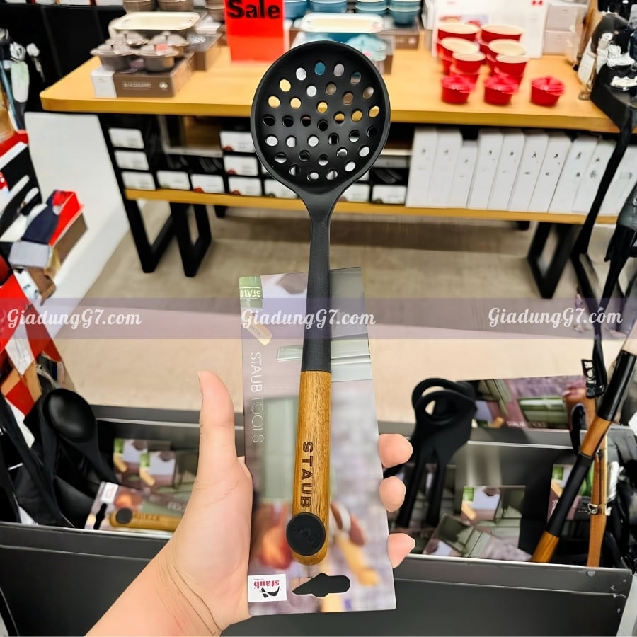 Muôi thủng Staub 31cm Chất liệu silicone an toàn cho thực phẩm, dễ vệ sinh, bền bỉ và chịu nhiệt cao