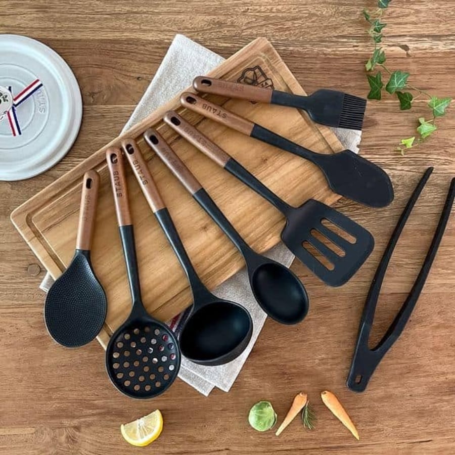 Muỗng silicon Staub 31cm Được làm từ silicone màu đen nhám không chứa BPA