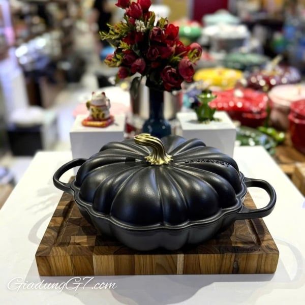 Nồi chảo bí ngô Le Creuset Rhone 28cm 2.5L - Màu Đen&nbsp;Lấy cảm hứng từ những câu chuyện cổ tích trường tồn và sắc thu