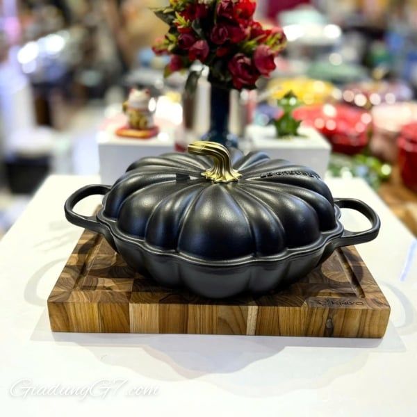 Nồi chảo bí ngô Le Creuset Rhone 28cm 2.5L Hoàn hảo để om, rang và phục vụ theo mùa