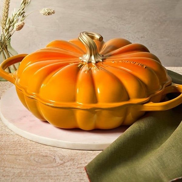Nồi chảo bí ngô Le Creuset Rhone 28cm 2.5L - Màu Cam Lấy cảm hứng từ những câu chuyện cổ tích trường tồn và sắc thu