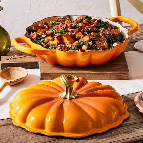 Nồi chảo bí ngô Le Creuset Rhone 28cm 2.5L Hình dáng quả bí ngô độc đáo, vừa là dụng cụ nấu ăn vừa là món đồ trang trí tinh tế.