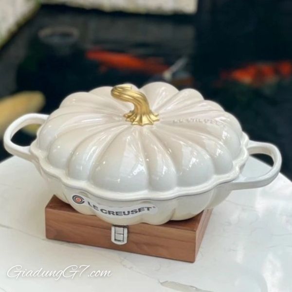Nồi chảo bí ngô Le Creuset Rhone 28cm 2.5L - Màu Trắng Kem&nbsp;Lấy cảm hứng từ những câu chuyện cổ tích trường tồn và sắc thu