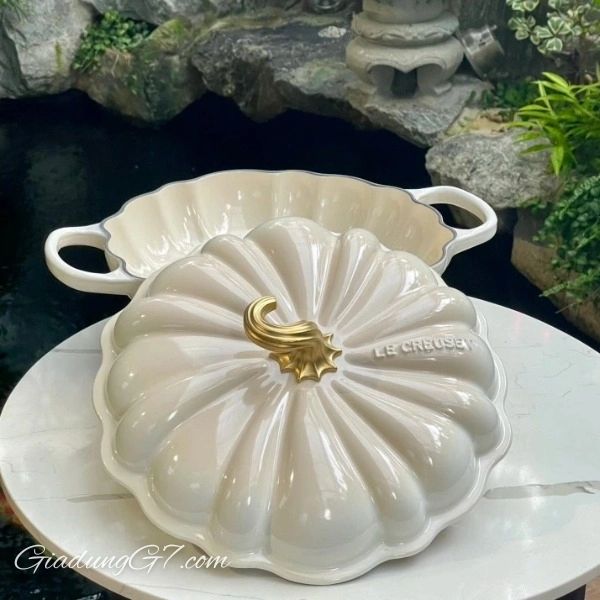 Nồi chảo bí ngô Le Creuset Rhone 28cm 2.5L có tay cầm bằng gang đúc liền khối hoặc núm vặn bằng thép không gỉ