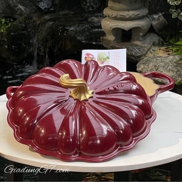 Nồi chảo bí ngô Le Creuset Rhone 28cm 2.5L với Núm vặn nắp bằng nhựa phenolic màu vàng